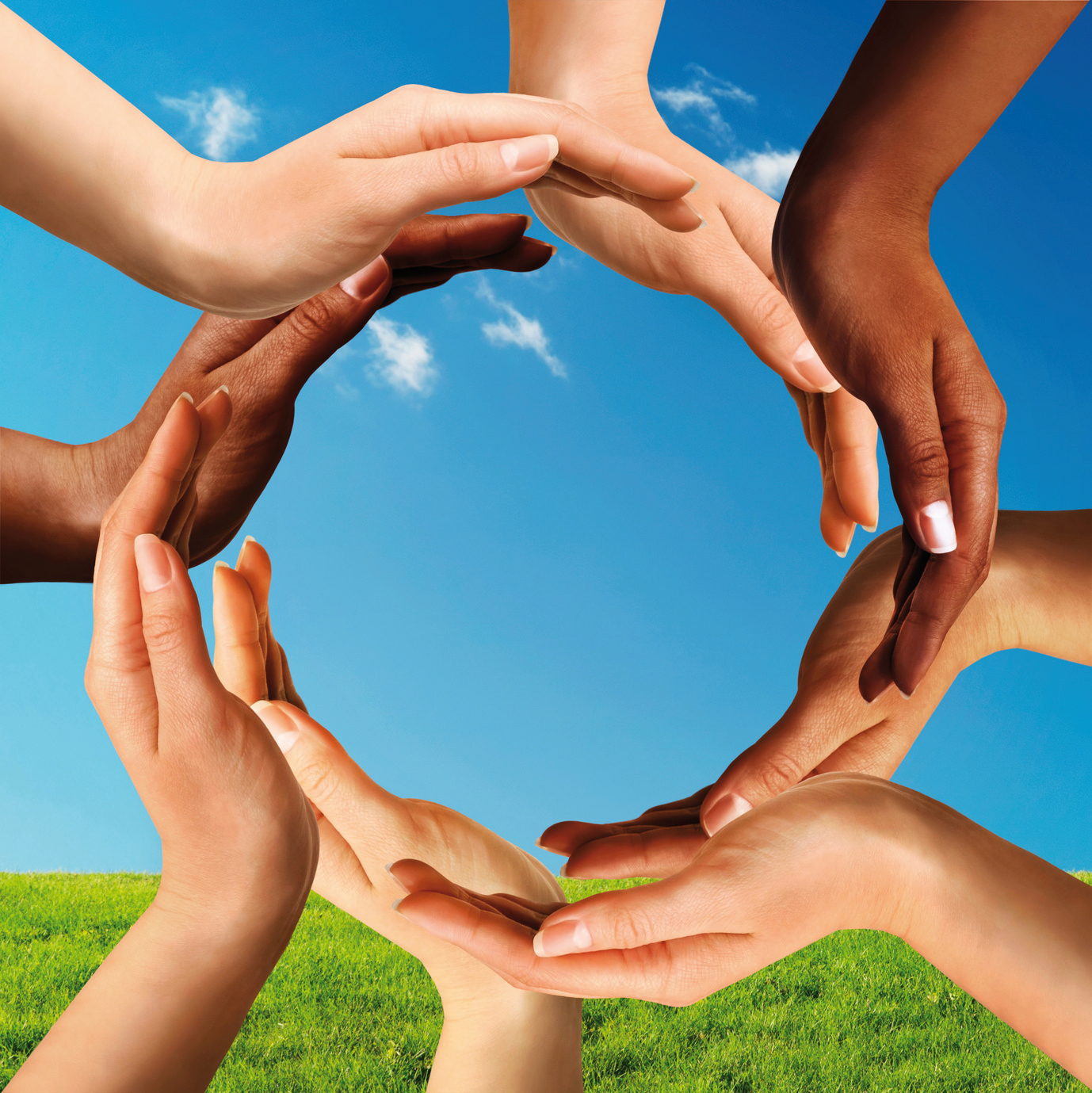 Des mains réunies symbolisant la solidarité et l’entraide
